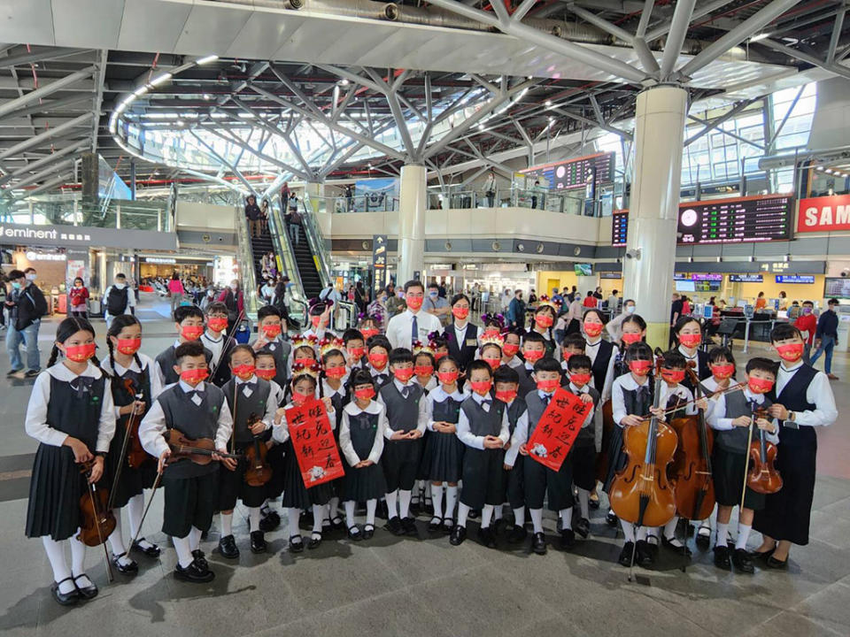 「藝起來高鐵」快閃傳愛共計42位師生於臺南高鐵站表演手語及弦樂團演出。