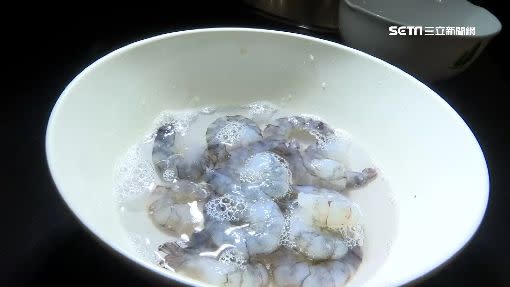 若蝦仁浸泡過藥水，洗滌時會出現白色泡沫。
