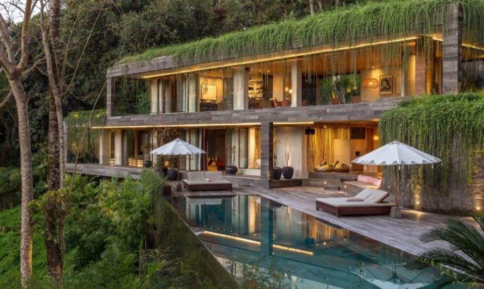 <p>La Villa Camaleón es fiel a su nombre y se integra perfectamente en su entorno boscoso de Bali gracias a su exuberante tecno verde.<br>Foto: Daniel Koh/Word of Mouth House </p>