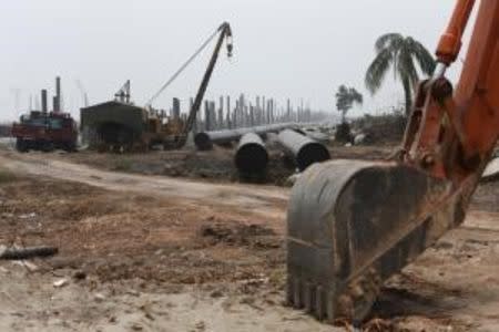 Construction takes place at a Refinery and Petrochemical Integrated Development (RAPID) project site in Pengerang, in Malaysia's southern state of Johor October 6, 2015. REUTERS/Edgar Su