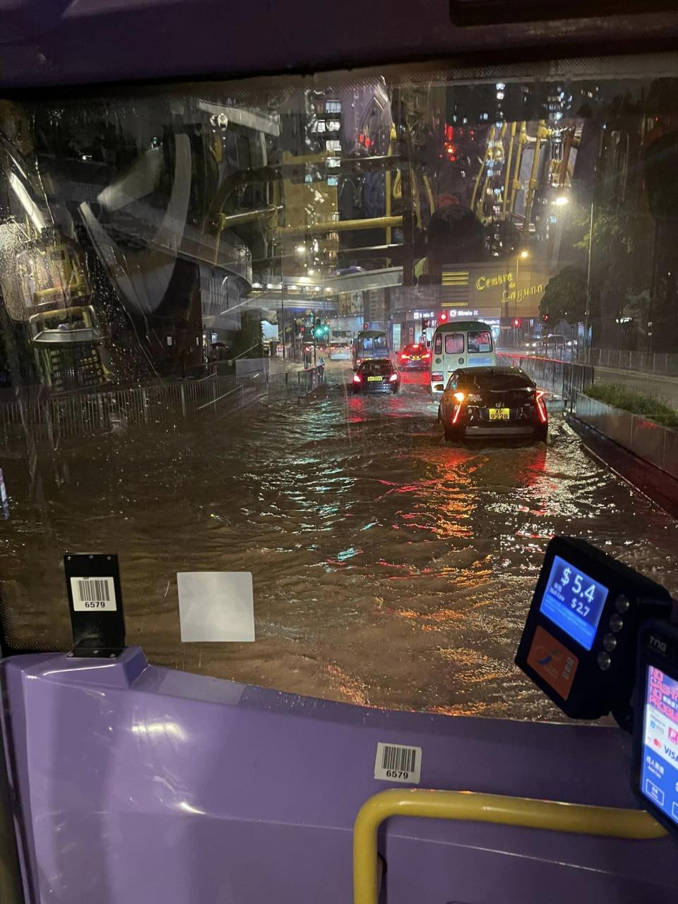 麗港城附近嚴重水浸。（網上相片）