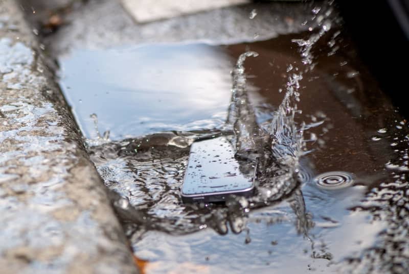 Your smartphone might have some level of protection against water, but that doesn't mean it will survive a puddle. The device's so-called IP rating will tell you what it can withstand. Zacharie Scheurer/dpa