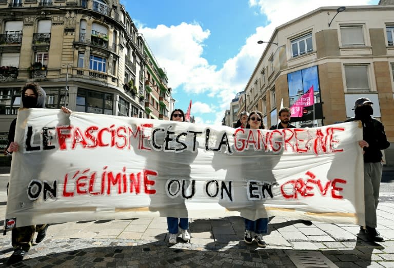 Zwei Wochen vor den Neuwahlen sind bei landesweiten Demonstrationen in Frankreich tausende Menschen gegen die Rechtspopulisten auf die Straße gegangen. Die ersten Kundgebungen begannen am Samstagmorgen unter anderem in Bayonne, Toulon und Valenciennes. (FRANCOIS NASCIMBENI)