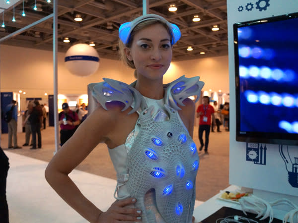Smart Dress, Necklace Light Up to Show Your Emotions