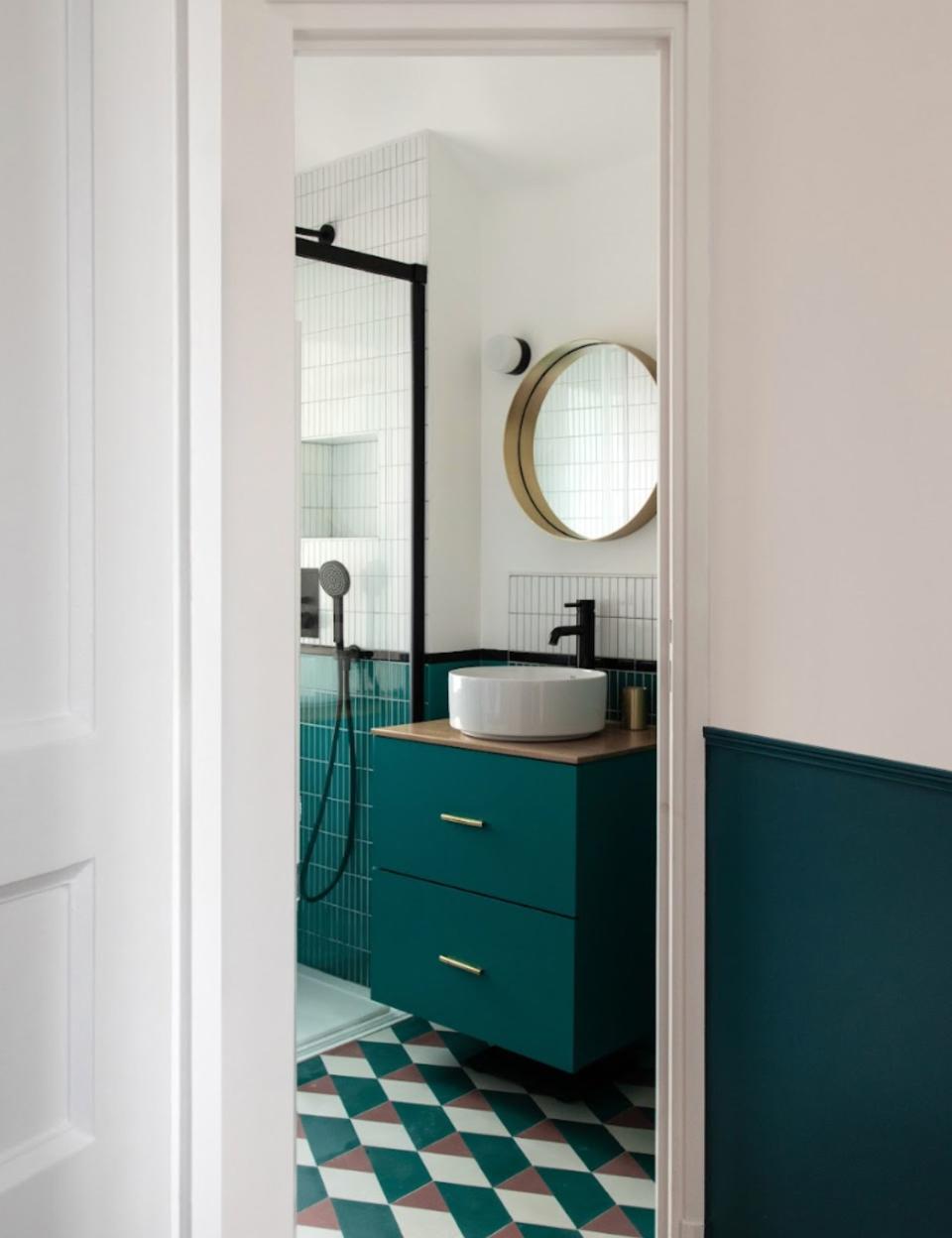 Une salle de bains moderne et design