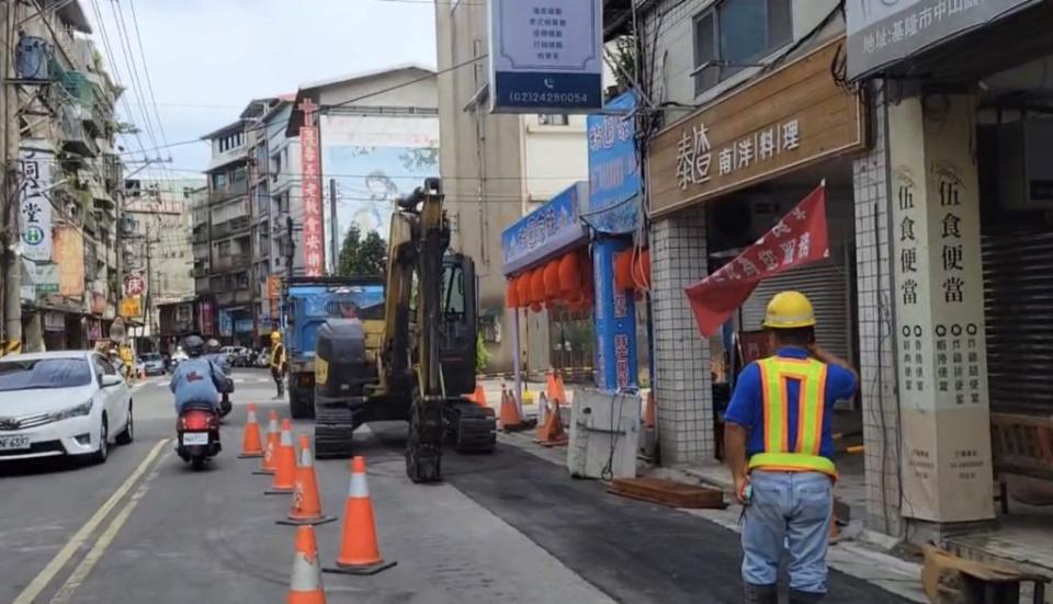 西定路管線年後挖挖挖，民眾怨聲載道。(記者王慕慈攝)