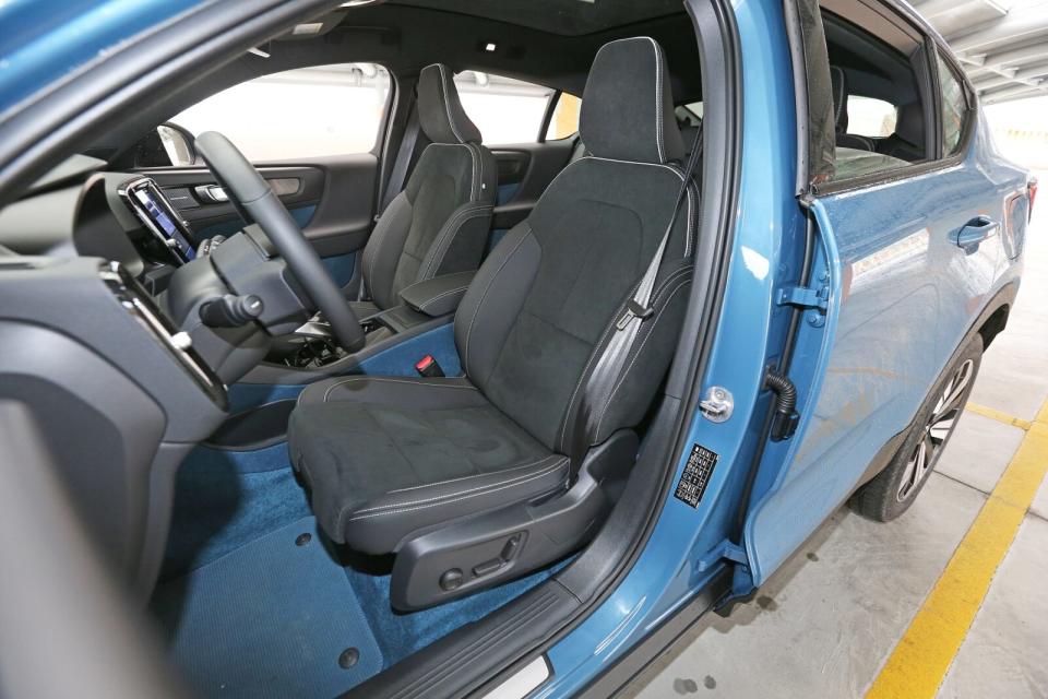 雙前座皆具備多向電動調整與手動延伸腿靠設計，同時駕駛座附有2組記憶功能，整個座椅的支撐性與舒適度則有中上水準表現。