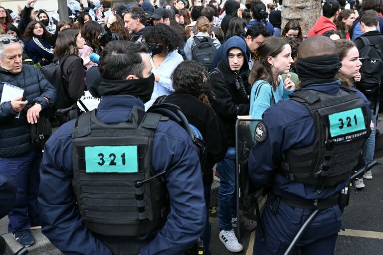 Operativo policial en Sciences Po París, este viernes. (Miguel MEDINA / AFP)