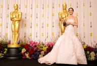 <p>Traumhaft in Dior-Couture: In einem kühlen Goldton war Jennifer Lawrence 2013 bei den Oscars ein Bild von Eleganz. Selbst ihr kleiner Sturz auf dem Weg zur Bühne, um ihren Oscar als beste Hauptdarstellerin in „Silver Linings“ abzuholen, sah graziös aus. (Bild: ddp) </p>