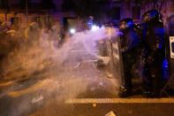 La policía carga contra los manifestantes (EFE/Enric Fontcuberta