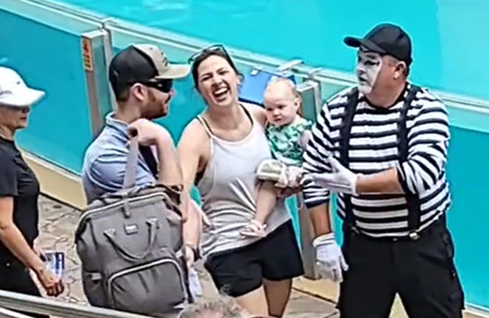  A SeaWorld mime called out Illinois dad Nick Tzenevrakis for not helping his wife, Michelle.    (Courtesy Ernest Palomo)