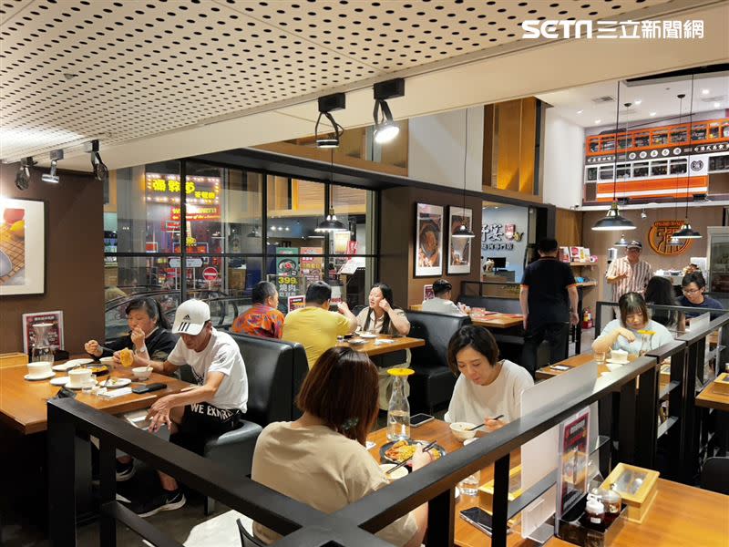 走進彌敦道茶餐廳，霓虹燈與香港街頭景色等布幕，用餐前就已感受到滿滿「港」味。（圖／記者簡浩正攝影）