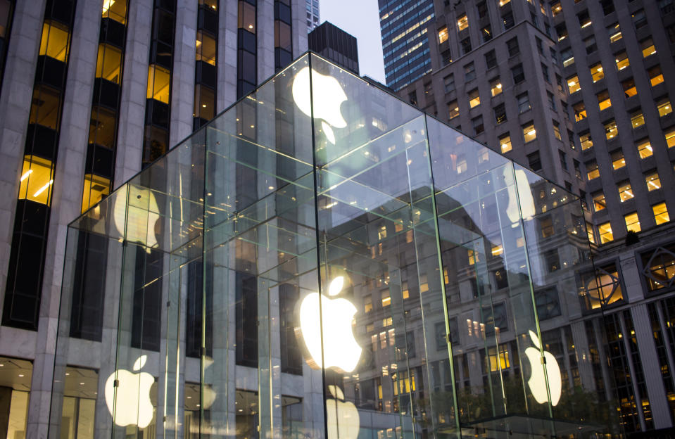 New York, Ny, United States - October 20, 2016: Apple store on the fifth avenue on New York City. The cube glass entrance was designed by the United States-based architectural practice Bohlin Cywinski Jackson