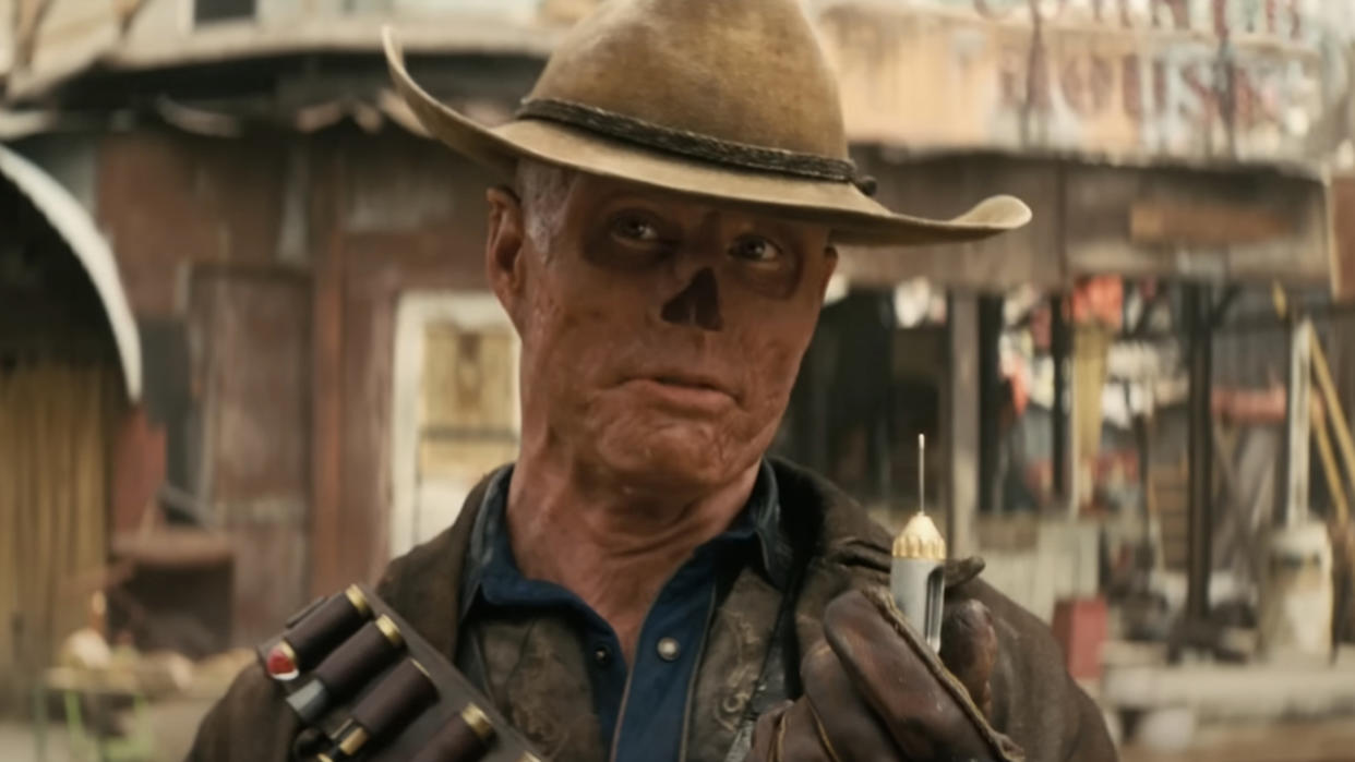  Walton Goggins' The Ghoul holding tranquilizer needle in Fallout. 