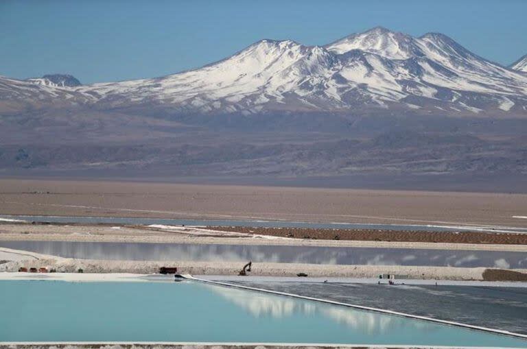 Pozo de salmuera de una mina de litio en Chile 