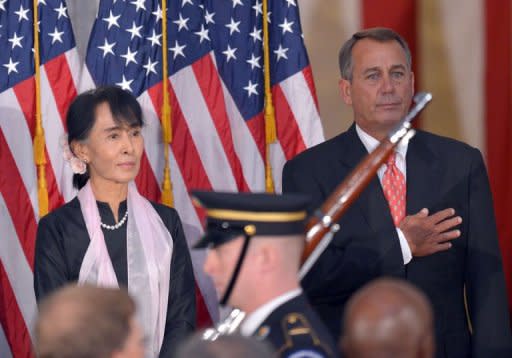 La líder opositora birmana y parlamentaria Aung San Suu Kyi, recibe la medalla del Congreso de Estados Unidos junto al presidente de la Cámara de Representantes este miércoles 19 de septiembre en Washington. (AFP | Mandel Ngan)