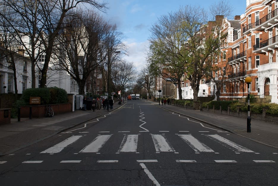 Jeder Musikliebhaber, der schon einmal in London war, ist sicher zu diesem Zebrastreifen gepilgert. Was an diesem auf den ersten Blick unscheinbaren Straßenübergang so interessant ist? Hier entstand das Cover der berühmten "Beatles"-Platte "Abbey Road" – so heißt schließlich die Straße, über die der Zebrastreifen führt. (Bild-Copyright: Andy Lauwers/REX Shutterstock)