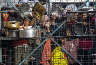 Le 27 mars 2024, à Jabaliya (Gaza). Une foule de Palestiniens affamés attend l’aide alimentaire. . Photo MAHMOUD ISSA/Anadolu/AFP