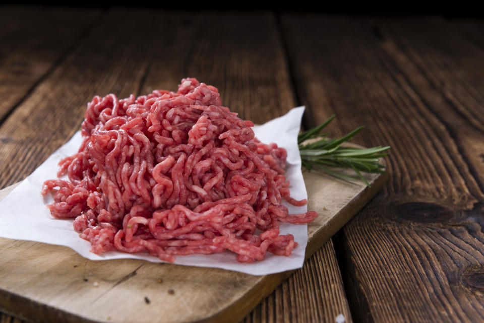 Gemischtes Hackfleisch: Was darf drin sein und was nicht? (Bild: Getty Images)