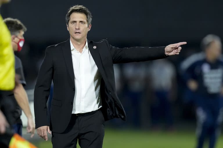 El Mellizo Barros Schelotto todavía no pudo levantar a Paraguay: acumula una derrota y un empate