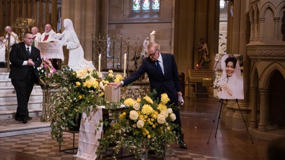 Mr Carr bidding farewell to his wife, Helena. Picture: Flavio Brancaleone /Pool / The Sydney Morning Herald