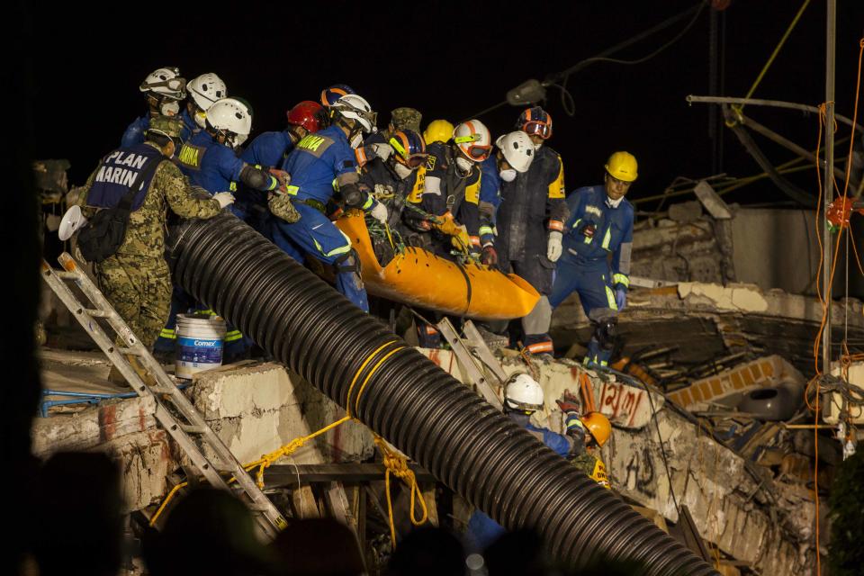 <p>CIUDAD DE MÉXICO, Earthquake/Terremoto-CDMX.- La noche de este 24 de septiembre de 2017 el cuerpo de una mujer sin vida fue localizado entre los escombros del Colegio Enrique Rébsamen, edificación que sufrió un derrumbe luego del sismo registrado el 19 de septiembre con magnitud de 7.1. Foto: Agencia EL UNIVERSAL/Camila Mata/AFBV </p>