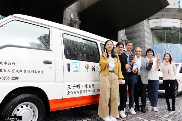 室內設計師陳美貴（左二）和先生王子明（左三）帶著女兒齊捐復康巴士給新北市政府。（圖：新北社會局提供）