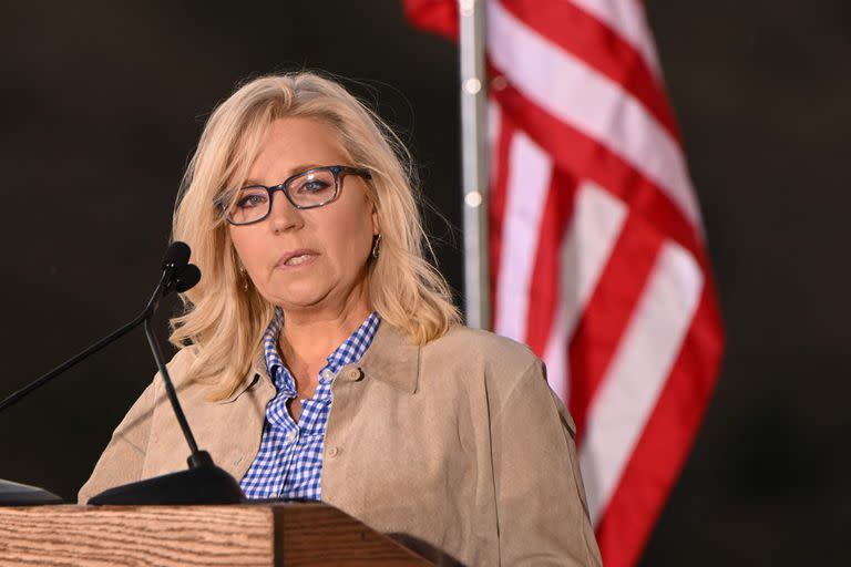 La representante estadounidense Liz Cheney habla con sus partidarios en un evento de la noche electoral durante las elecciones primarias de Wyoming en Mead Ranch en Jackson, Wyoming