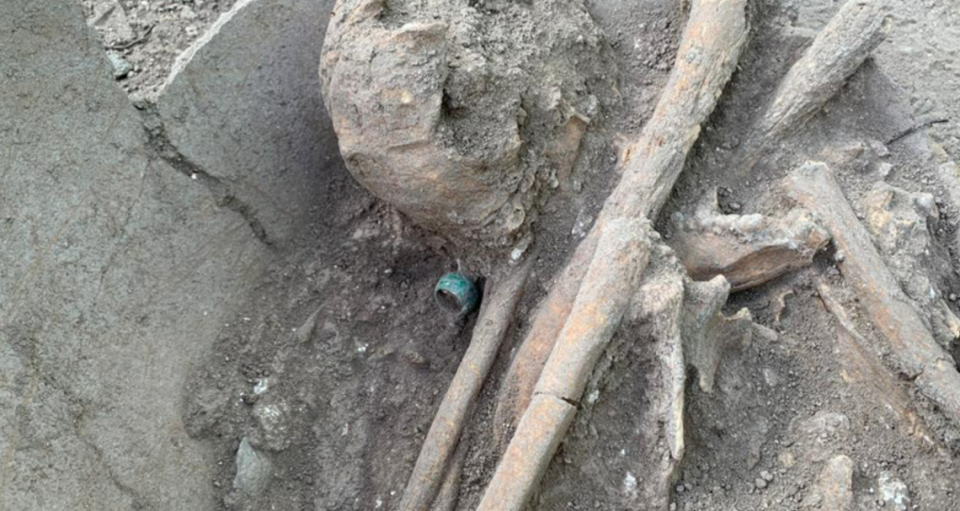 Un anillo de jade importante y bien conservado encontrado cerca del esqueleto.