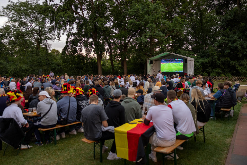 Ein Public Viewing, wie hier beim Spiel Deutschland vs. Ungarn in einem Berliner Biergarten, könnte am Dienstag vor allem in Süddeutschland schweren Gewittern zum Opfer fallen. (Bild: Getty Images)