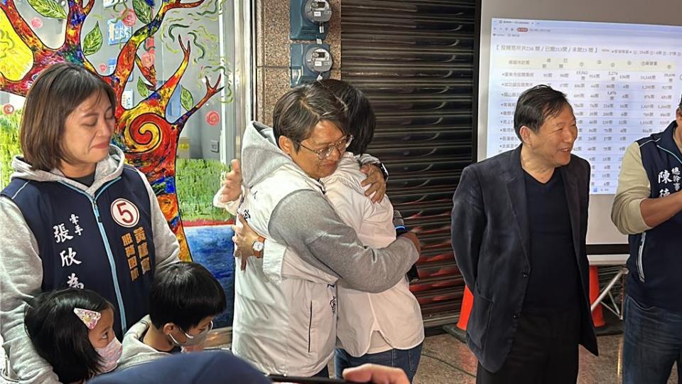 台東區域立委選舉由國民黨黃建賓(左二)獲勝。(蔡旻妤攝)