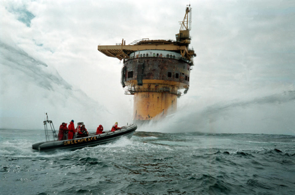 1995年，綠色和平行動者於殼牌石油公司（Shell）在北海的Brent Spar鑽油平臺，阻止該企業將停用的鑽油設施棄置海中。