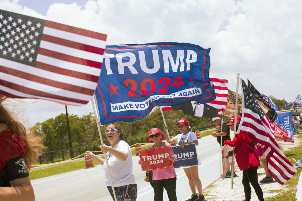 Manifestantes contra el expresidente Donald Trump a su llegada afuera del Palacio de Justicia de Estados Unidos Wilkie D. Ferguson Jr. en Miami, el 13 de junio de 2023. (Saúl Martínez/The New York Times)
