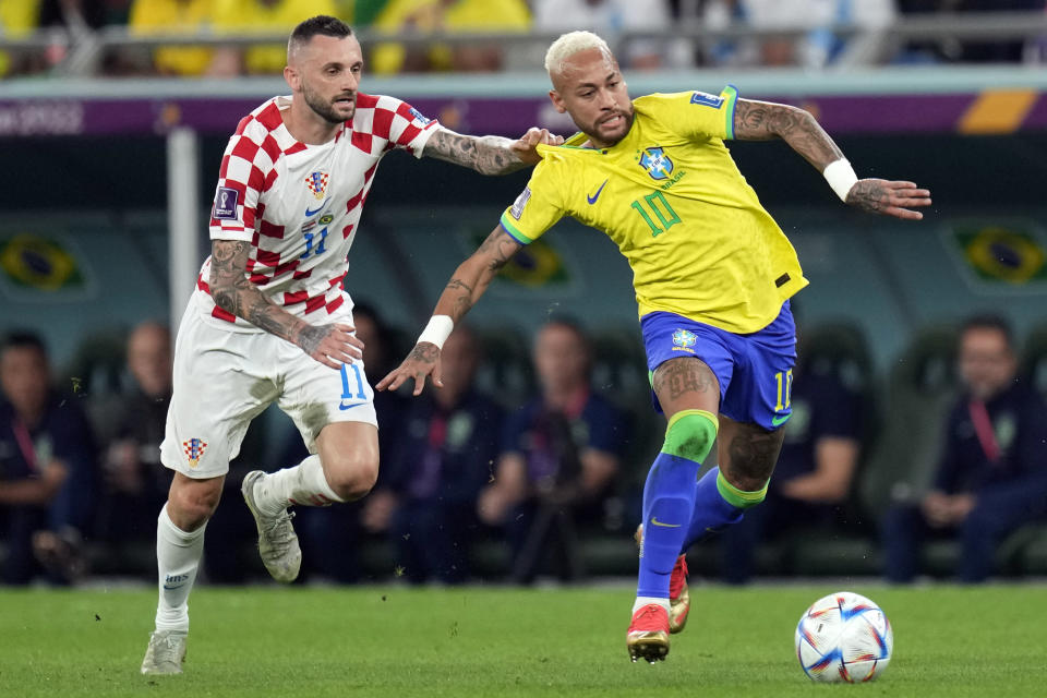 El delantero brasileño Neymar (derecha) y el volante croata Marcelo Brozovic (izquierda) disputan el balón en el partido por los cuartos de final del Mundial, el viernes 9 de diciembre de 2022, en Rayán, Qatar. (AP Foto/Andre Penner)