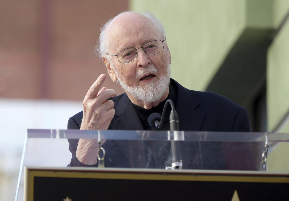 El compositor John Williams habla en la ceremonia en honor al maestro venezolano Gustavo Dudamel, director musical y artístico de la Filarmónica de Los Ángeles, que develó su estrella en el Paseo de la Fama de Hollywood el martes 22 de enero del 2019 en Los Ángeles. (Foto por Richard Shotwell/Invision/AP)