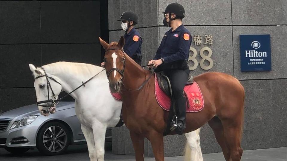 民眾在板橋民權路上捕捉到騎警的身影。（圖／翻攝自路上觀察學院）