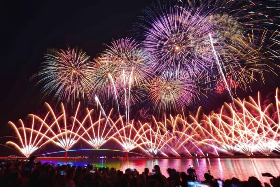 每年夏季最受注目的離島旅遊之一「澎湖花火節」。雄獅旅遊提供。