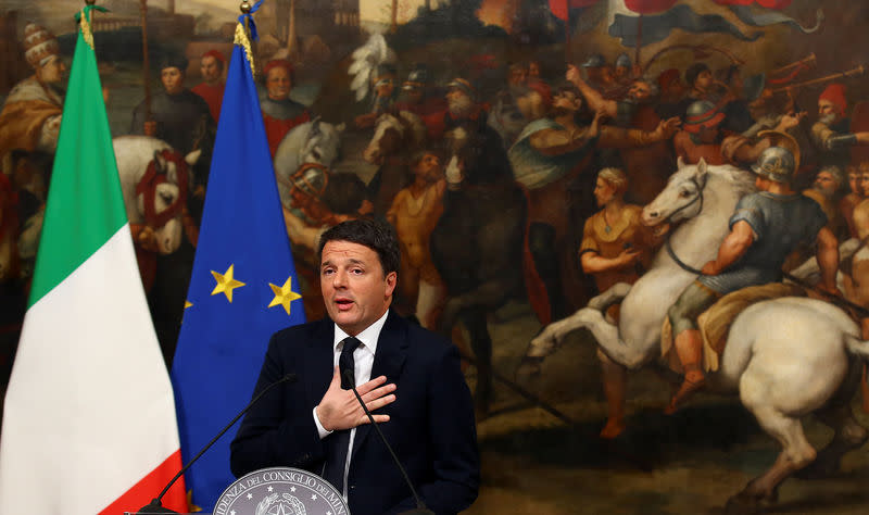 Le président du Conseil italien, Matteo Renzi, a annoncé sa démission après sa défaite "extraordinairement claire" dimanche au référendum sur son projet de réforme constitutionnelle, ouvrant une nouvelle ère d'incertitude politique en Italie. /Photo prise le 5 décembre 2016/REUTERS/Alessandro Bianchi