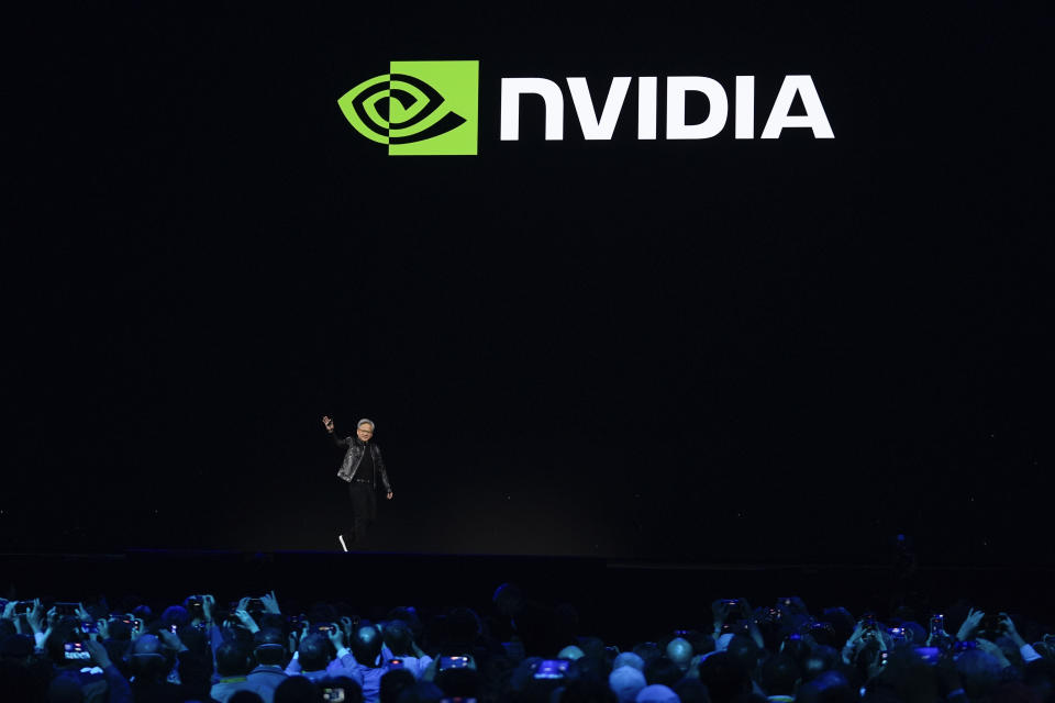 파일 - CEO Jensen Huang이 2024년 3월 18일 월요일 캘리포니아 새너제이에서 열린 Nvidia GTC 기조연설 전에 무대에 오르고 있습니다. Nvidia의 주가는 5월 22일 수요일 현재 올해 92% 급등하여 회사의 시장 가치를 더욱 높였습니다. 1조 달러 이상.  이 숫자는 회사가 예상보다 나은 분기별 실적을 보고한 후 목요일에 다시 증가할 예정입니다.  (AP 사진/Eric Risberg)