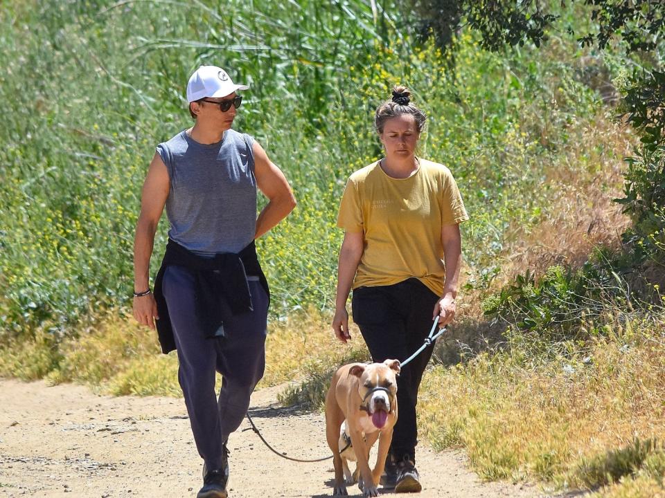 Alicia Silverstone walking her dog. - Credit: BG015/Bauergriffin.com / MEGA