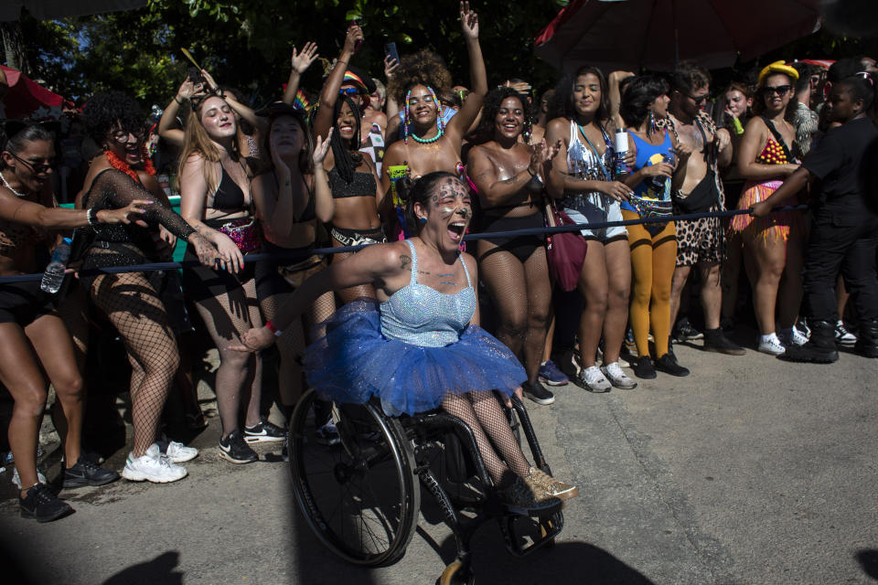 Una asistente actúa durante la fiesta callejera Amigos da Onca, en Río de Janeiro, Brasil, el sábado 10 de febrero de 2024. (AP foto/Bruna Prado)