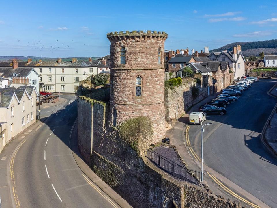 Schöner Gotik-Nachbau Turm zu verkaufen. - Copyright: Savills