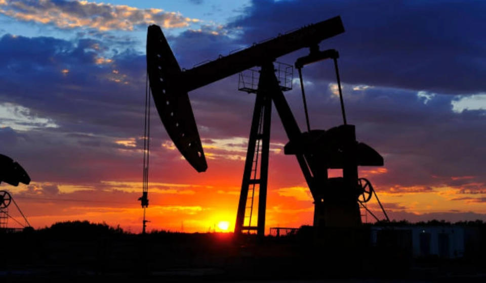 Producción de petróleo. Foto: tomada de istockphoto.com - songqiuju