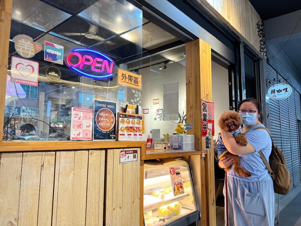 位於成都街「辣咖哩」除了是寵物友善店家，也是府中商圈亮點美學店家。   圖：新北市動保處提供