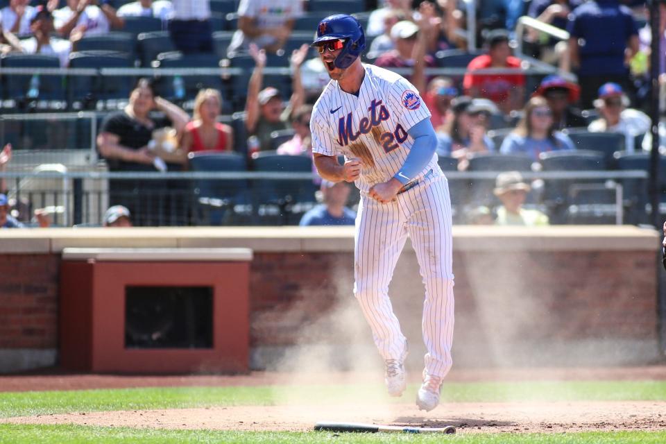 Pete Alonso reacts after scoring a run against the Phillies on Sunday.