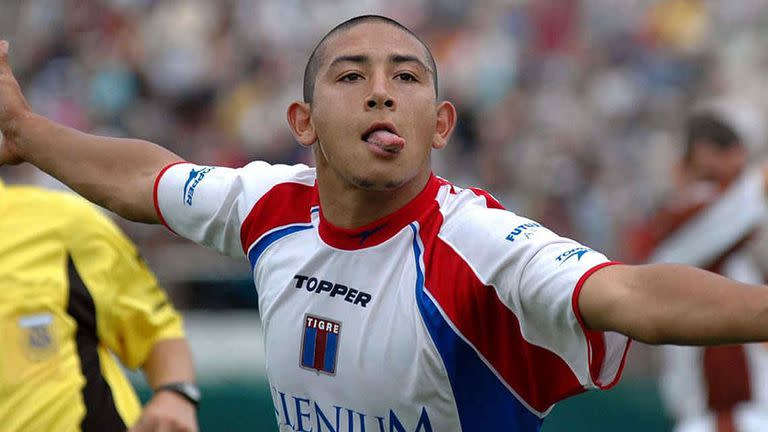 Un clásico del Chino, el festejo de gol sacando la lengua. Aquí, el día del gol a Platense.