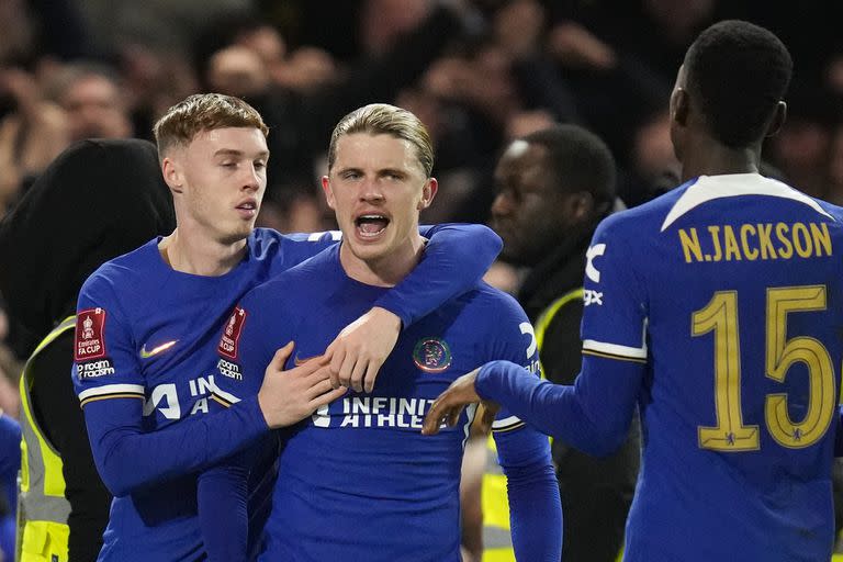 Conor Gallagher celebra tras anotar el tercer gol de Chelsea para la victoria 3-2 ante Leeds en la Copa FA, el miércoles 28 de febrero de 2024. (AP Foto/Kirsty Wigglesworth)