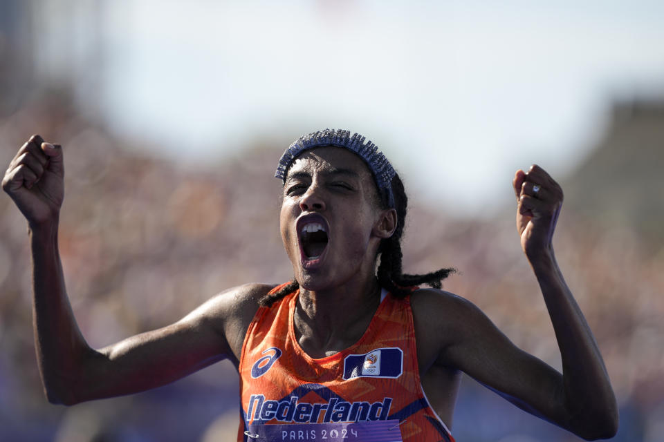 Sifan Hassan, dari Belanda, merayakan kemenangannya setelah memenangkan medali emas Olimpiade dalam nomor maraton putri di Paris. (Foto AP/Vadim Ghirda)