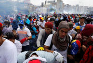 Demonstrators clash with riot police during the so-called "mother of all marches" against Venezuela's President Nicolas Maduro in Caracas, Venezuela April 19, 2017. REUTERS/Carlos Garcia Rawlins