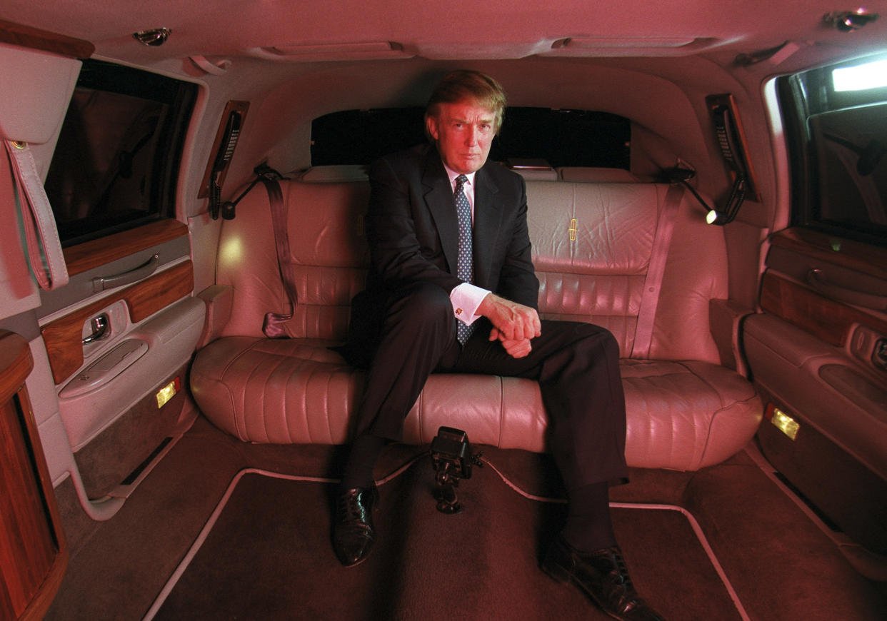 Donald Trump posa para unas fotos en su limusina afuera de la Torre Trump en Manhattan el 9 de diciembre de 1999. (Jeffery A. Salter/The New York Times)